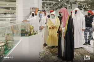 الشيخ سعد الشثري وفضيلة الشيخ ماهر المعيقلي يزوران معرض أدوات غسل الكعبة المشرفة