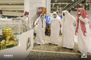 مؤذنو المسجد الحرام يقومون بزيارة معرض أدوات غسل الكعبة المشرفة