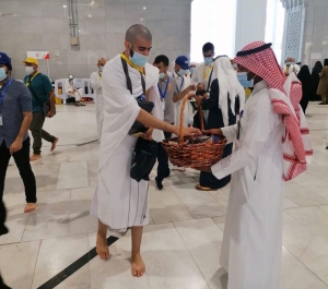 استقبال الحجاج والاحتفاء بهم ثاني أيام العيد بالمسجد الحرام