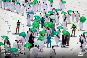 (ضمن مبادرة مظلتك بين يديك) الرئاسة العامة لشؤون المسجد الحرام والمسجد النبوي توزع (١٠٠٠٠) مظلة اليوم الجمعة