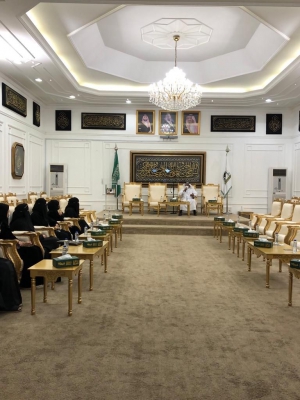 مجمع الملك عبدالعزيز لكسوة الكعبة المشرفة يعرض على وفد من جامعة الأميرة نورة مراحل صناعة الكسوة