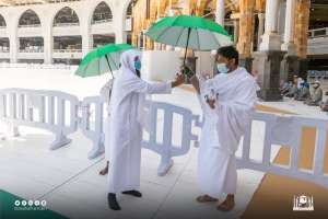 ضمن &quot;حملة خدمة معتمرينا شرف لمنسوبينا&quot; توزيع (3000) مظلة اليوم الجمعة بالمسجد الحرام