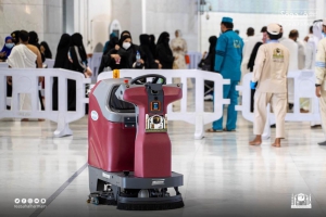أكثر من ألف متر مربع يغطيها روبوت تطهير المسجد الحرام لكل ساعة عمل