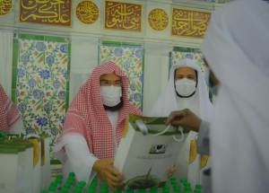 الرئيس العام يشارك في توزيع الهدايا على زوار المسجد النبوي الشريف في ضمن حملة (خدمة زائرينا شرف لمنسوبينا) في عامها التاسع