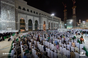 جموع المصلين تؤدي صلاة التهجد بالمسجد الحرام الليلة التاسعة والعشرون من رمضان