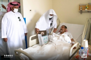 ضمن برنامج &quot;تسعدنا بسمتكم&quot;.. منسوبو الرئاسة في زيارة للمرضى المنومين بمستشفى الملك عبدالعزيز بمكة المكرمة