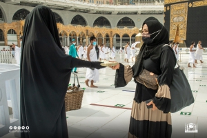 تميز المرأة السعودية في خدمة قاصدات البيت الحرام.. شواهد وأرقام