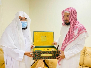الرئيس العام يكرم معالي الشيخ سعد الشثري لجهوده العلمية في الحرمين
