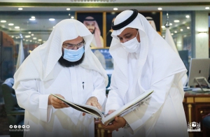 الرئيس العام يتسلم كتاب &quot; مكتبة المسجد النبوي تاريخ ونوادر &quot; والذي يحوي أندر المخطوطات