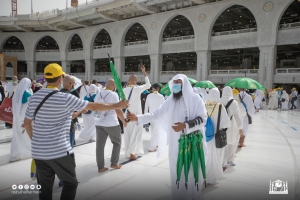 حملة &quot;خدمة الحاج والزائر وسام شرف لنا&quot; توزع (50) ألف مظلة على قاصدي المسجد الحرام